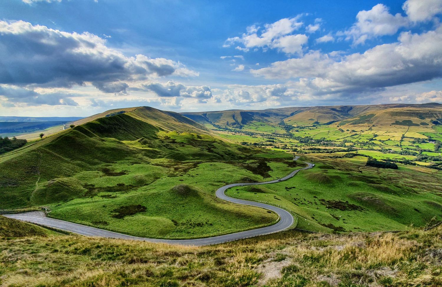 Winnots Pass in the Peak District on a beautiful sunny day