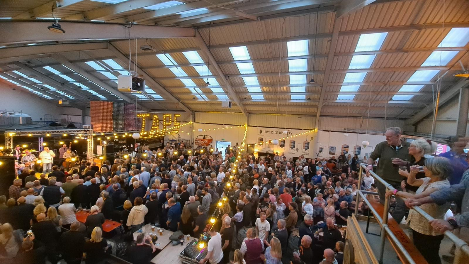 scene of the crowd at Everley Pregnant Brothers gig at Thornbrige Brewery Taproom,